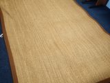 un grand tapis posé au sol dans un bureau