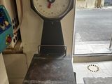 une horloge posée sur une table dans une pièce dotée d'une fenêtre