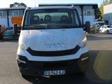 une camionnette blanche garée dans un parking