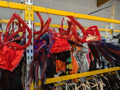 de nombreux sacs de vêtements suspendus à un portant dans un magasin