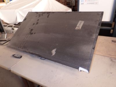 un ordinateur portable posé sur une table dans une pièce