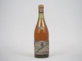l'image d'une bouteille de vin posée sur une table