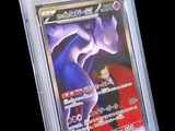 La carte Pokémon se trouve dans un étui en plastique transparent sur fond noir.