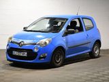 la photo d'une petite voiture bleue garée dans un garage