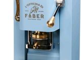 une machine à café bleue posée sur une table