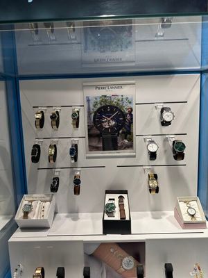 de nombreuses montres exposées dans une vitrine