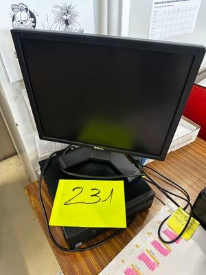 un écran d'ordinateur posé sur un bureau en bois