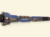 une image montrant un gros plan d'une broche bleue et noire