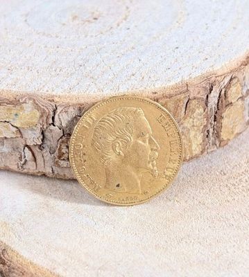 une image représentant une pièce d'or posée sur un morceau de bois