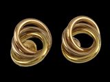 deux paires de boucles d'oreilles dorées sur fond noir
