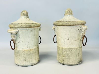 deux vases blancs munis d'anses de chaque côté