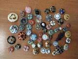 a lot of buttons that are on a table