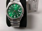 La montre est verte et est dotée d'un bracelet noir.