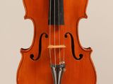 gros plan d'un violon avec un archet sur fond blanc