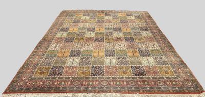 un tapis persan ancien présentant un motif multicolore sur fond gris