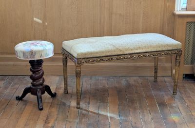 un petit banc et un petit tabouret posés sur un plancher en bois