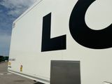 un gros camion blanc sur le flanc duquel figure la lettre « l »