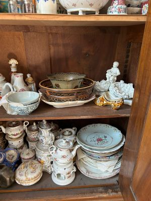 une armoire en bois sur laquelle sont posés de nombreux plats et bols