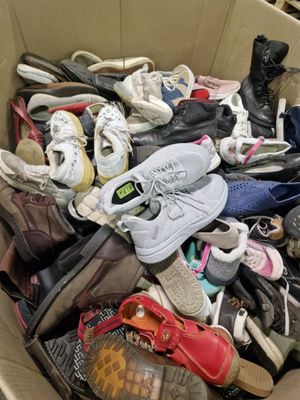 Palette d'environ 101kg de chaussures d'occasion, paires non…