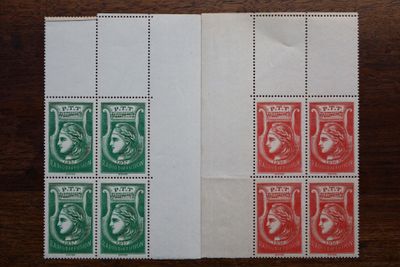 deux feuilles de papier portant des timbres différents, posées sur une table
