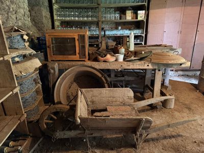 une pièce où se trouvent tout un tas de vieux objets posés sur la table