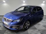 une voiture bleue garée sur le sol en damier d'un garage