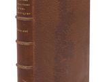 un vieux livre marron à la couverture en cuir sur fond blanc