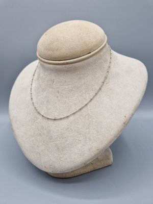 gros plan d'un mannequin portant un collier