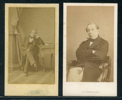 deux vieilles photographies en noir et blanc représentant un homme assis sur une chaise