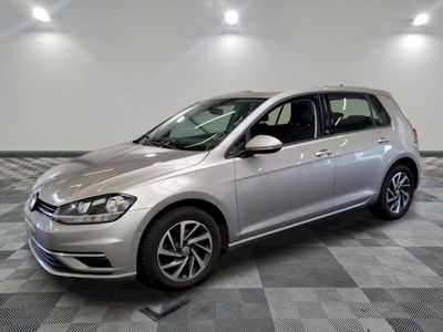 La Volkswagen Golf est garée dans une salle propre dont le sol est recouvert d'un revêtement à carreaux.