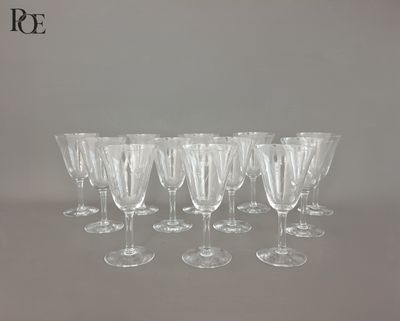 six verres à vin transparents alignés en rang sur une table