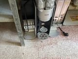 une cafetière posée par terre à côté d'une pile de cartons