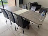 une table avec des chaises et une bouteille d'eau posée dessus