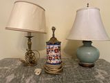 deux lampes posées sur une table sur laquelle se trouve une lampe
