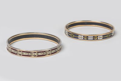 paire de bracelets en or et émail noir sertis de diamants