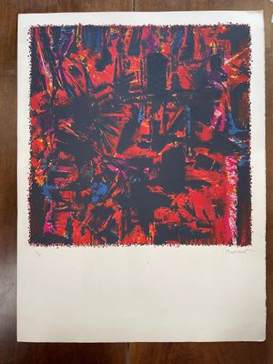 une image représentant une peinture rouge et noire sur une surface en bois