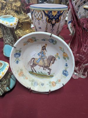 de nombreux types de vases et de bols sur la table