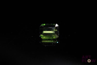 l'image d'un cristal vert dans l'obscurité