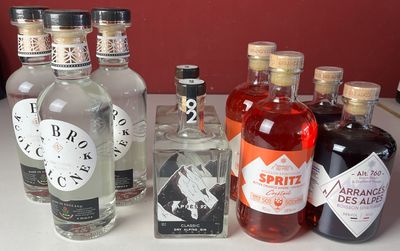 des bouteilles d'alcool sont alignées sur un plan de travail