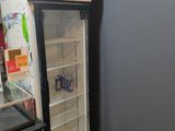 un réfrigérateur qui se trouve dans le coin d'une pièce