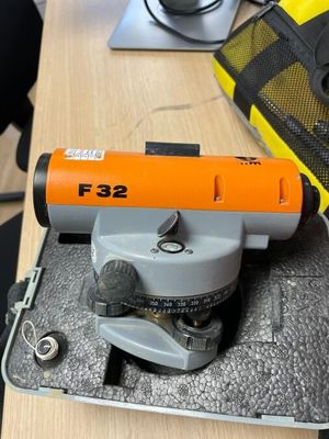 un objet orange et noir posé sur une table