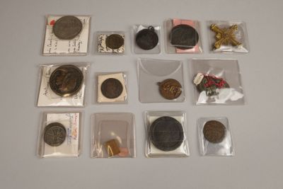 un lot de pièces de monnaie posées sur une table