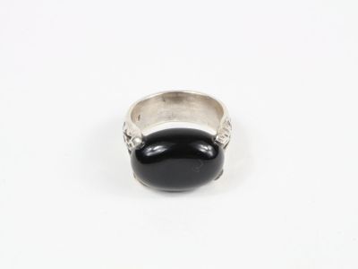 Gros plan sur une bague ornée d'une pierre noire