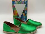 une paire d'espadrilles vertes avec un motif carré sur le côté