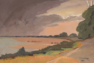 une peinture à l'huile représentant une route menant à un plan d'eau sous un ciel nuageux