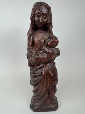 statue en bois d'une femme tenant un bébé dans ses bras