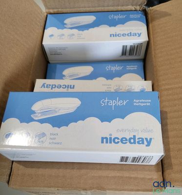 trois paquets de papier toilette posés sur un carton