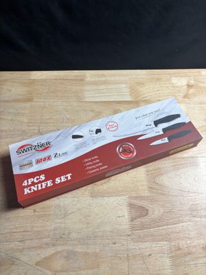 une boîte contenant un couteau et un aiguiseur de couteaux, posée sur une table