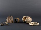 Plusieurs types d'objets différents sont représentés sur une surface noire