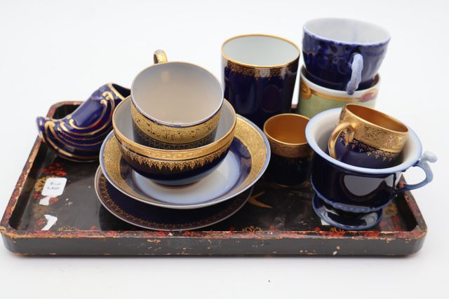 Lot de porcelaine bleu de four : gobelet, sabot, tasses (accident...